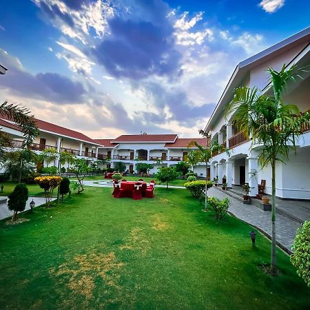 Hotel Earth Light Sauraha Chitwan Zewnętrze zdjęcie