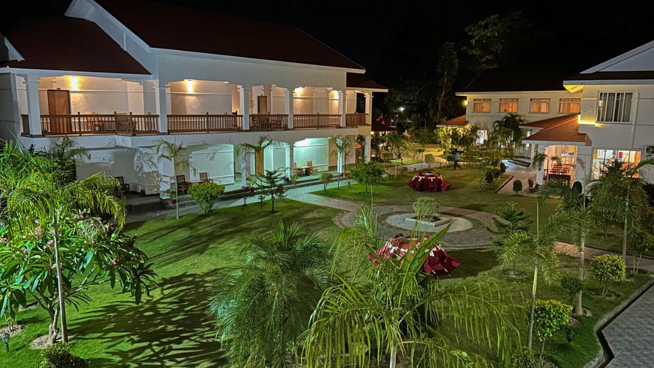 Hotel Earth Light Sauraha Chitwan Zewnętrze zdjęcie