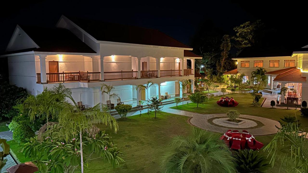 Hotel Earth Light Sauraha Chitwan Zewnętrze zdjęcie