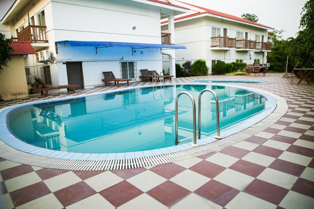 Hotel Earth Light Sauraha Chitwan Zewnętrze zdjęcie